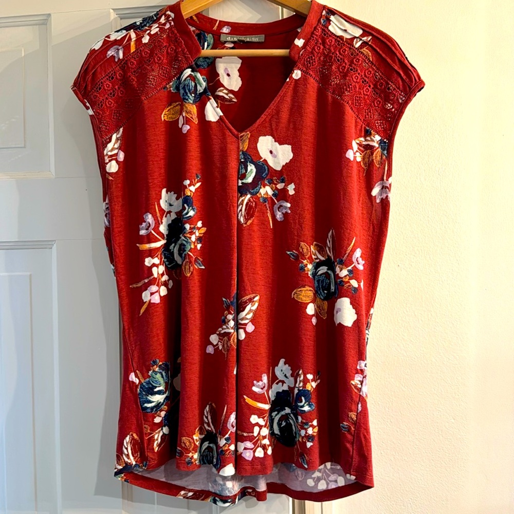 DANIELRAINN size L. Blouse